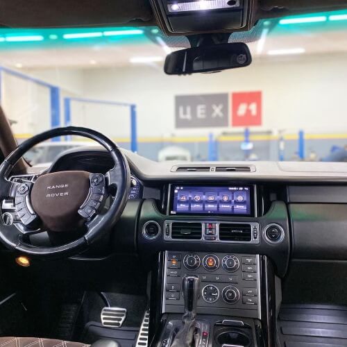 Интерьер с экраном мультимедийной системы Range Rover