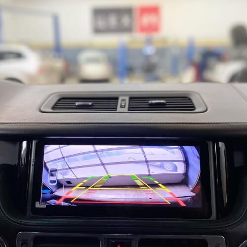 Установка экрана мультимедийной системы Range Rover
