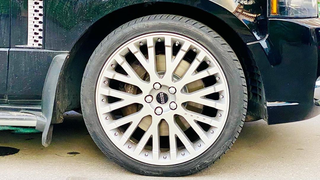 Установка на Range Rover шестипоршневых тормозов Brembo